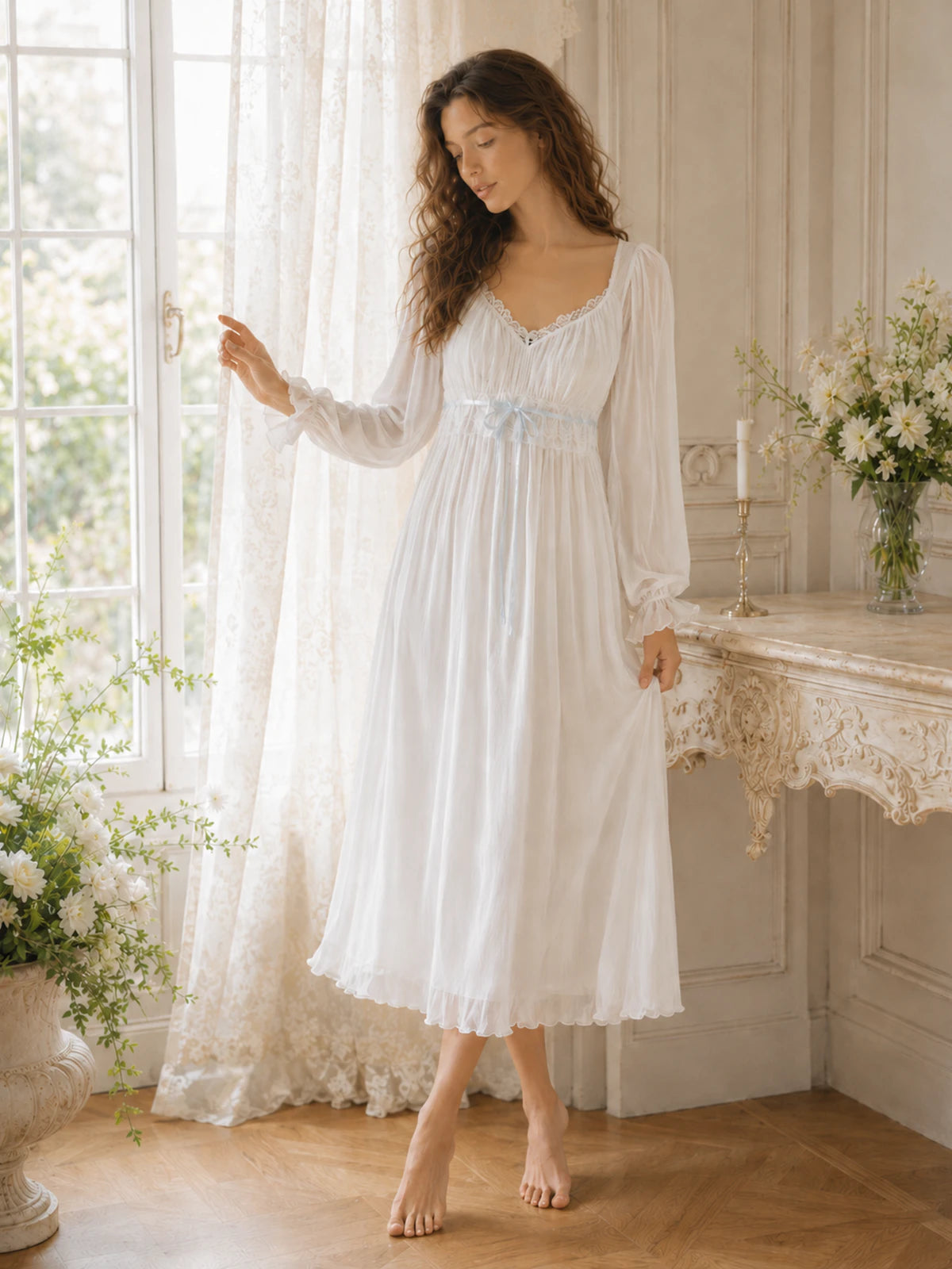 Lightweight viscose nightdress with delicate lace trim